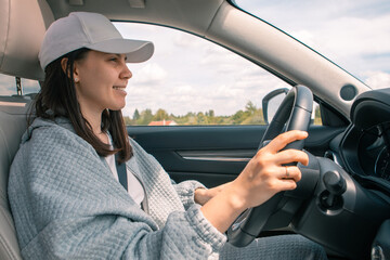 Naklejka premium smiling woman driving car view from inside