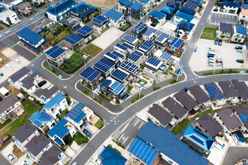 ソーラーパネルの設置された住宅地　空撮
