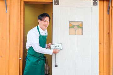 開店準備するカフェ・飲食店・レストランのスタッフ
