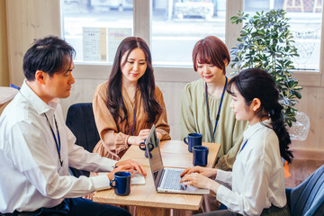 打ち合わせする男女
