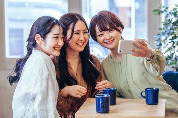 女子会・食事会で自撮りする女性たち
