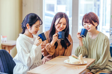 女子会・ランチ・カフェ・飲食店にきた女性たち
