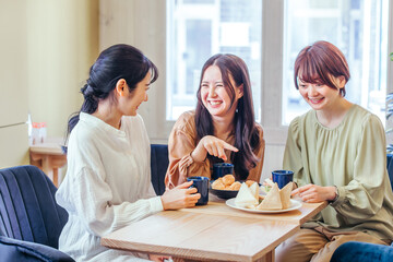 女子会・ランチ・カフェ・飲食店にきた女性たち
