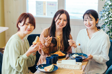 女子会・ランチ・カフェ・飲食店にきた女性たち
