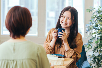 笑顔で女子会・ランチする女性たち
