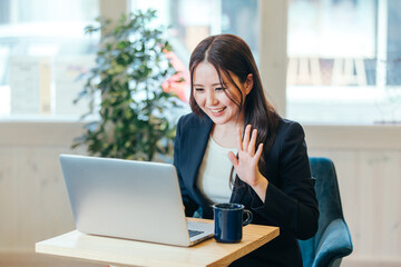 カフェで仕事するビジネスウーマン
