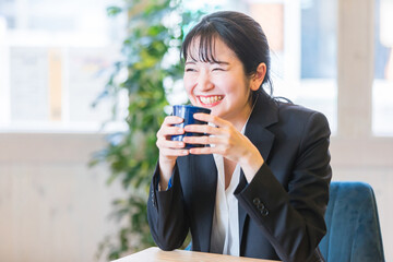 コーヒーを飲むビジネスウーマン
