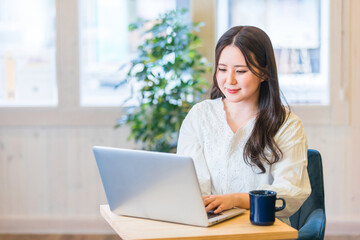 カフェでテレワークする女性
