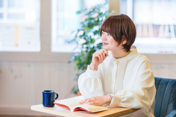 勉強する女性
