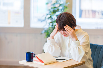 勉強につまずく女性
