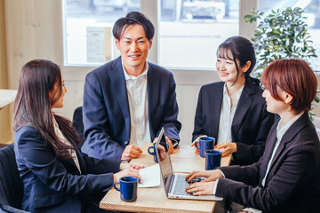 カフェ・オフィスで会議する会社員
