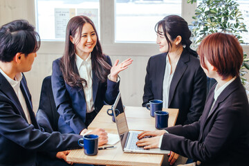 カフェ・オフィスで会議する会社員
