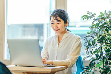 カフェにいるビジネスウーマン
