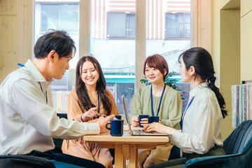 Fototapeta premium 打ち合わせする男女 