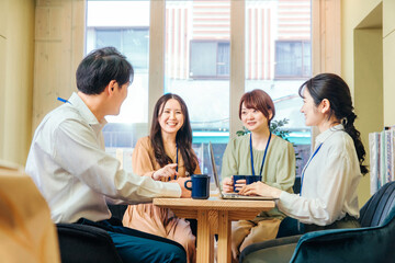 打ち合わせする男女
