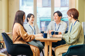 Obraz premium 打ち合わせする男女 