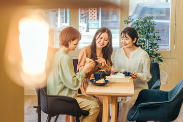 Obraz premium 女子会・ランチ・カフェ・飲食店にきた女性たち 