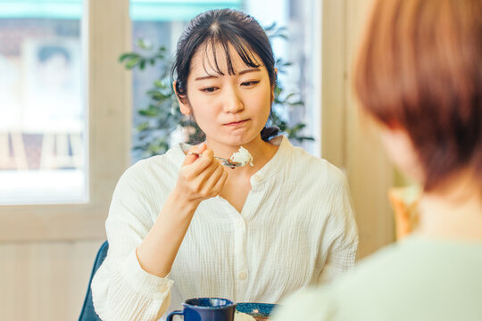 食欲不振・好き嫌い・不味い表情の女性
