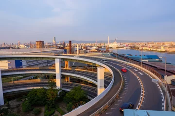 Photo sur Plexiglas Helix Bridge 夕暮れ時の新木津川大橋のループ橋を登る自動車 