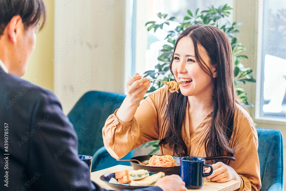 Poster レストラン・カフェ・飲食店で食事する男女
