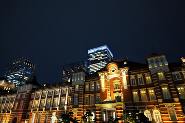 Fototapeta na wymiar 夜の闇が迫る東京駅