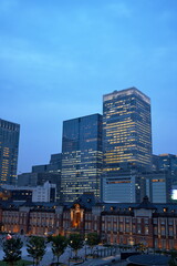 東京駅とビル群が輝く夕方