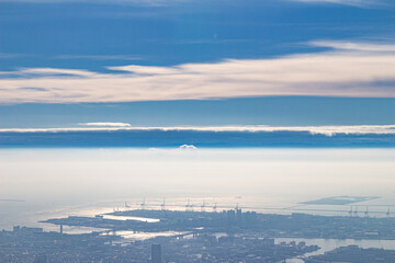 空と海と雲の境