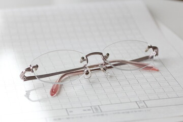 メガネと原稿用紙