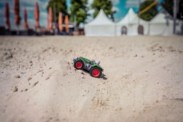 Klein model Traktor im Sand.