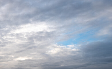 Obraz premium Gray and white clouds against a blue sky