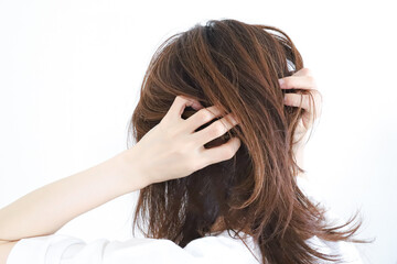 Naklejka premium 髪の毛を触る女性