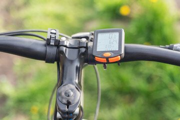 Bicycle computer mounted on a bicycle handlebar