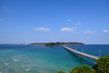 海士ヶ瀬戸海峡に架かる角島大橋。下関、山口、日本。10月中旬。