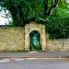 Fototapeta na wymiar gate arch in old wall