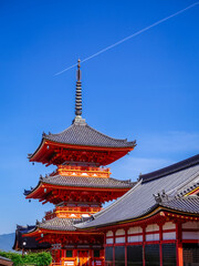 Fototapeta na wymiar 京都らしい風景　澄み渡った青い空に清水寺三重塔の鮮やかな朱色