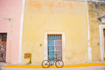 Fototapeta na wymiar vélo rue valladolid mexique