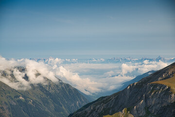 Blick von der edelweißspitze auf steinernes meer und leoganger steinberge über das salzach- und saalachtal unter wolken