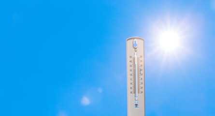 Thermometer bei Heissen Temperaturen vor Hintergrund