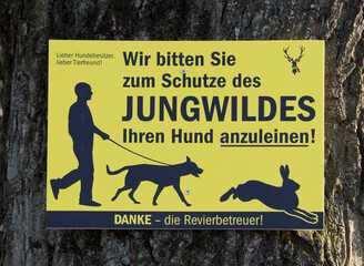 Gelbes Infoschild: Hunde an die Leine 