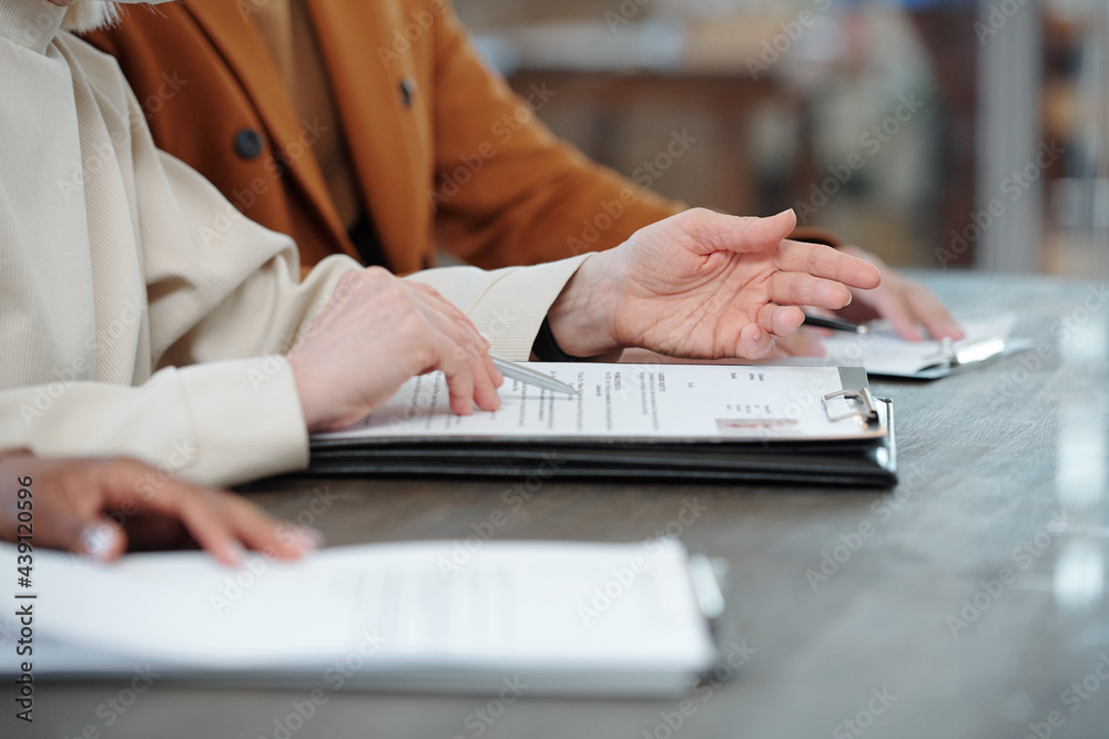 Poster Reading CV and asking question at job interview