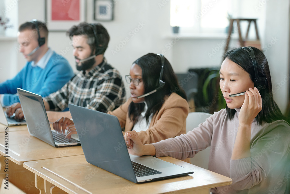 Aufkleber customer service specialists processing applications