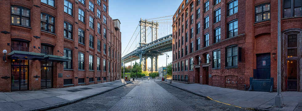 Fototapeta Manhattan Bridge seen from Washington Street at Dumbo district in Brooklyn, New York City, USA