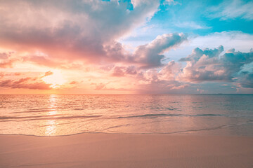 Nahaufnahme Meer Sandstrand. Panorama Strandlandschaft. Inspirieren Sie tropischen Strandmeerblickhorizont. Orange und goldener Sonnenuntergang Himmel Ruhe ruhige entspannende Sonnenlicht Sommerstimmung. Urlaubsreise-Feiertags-Banner