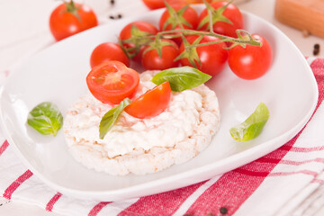 Rice cakes with milk flakes and tomato.