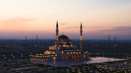 Fototapeta na wymiar Beautiful mosque in Dubai in the evening