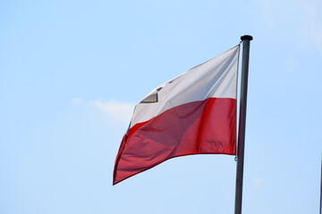 polnische Flagge im Wind