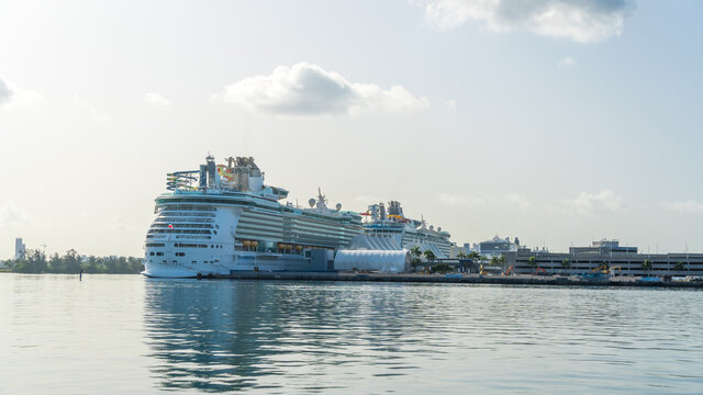 Cruise Ship docked in Biscayne Bay (1)