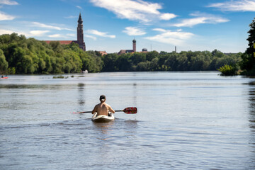 Blick von der Donau mit Kayak auf die Basilika St. Jakob in Straubing