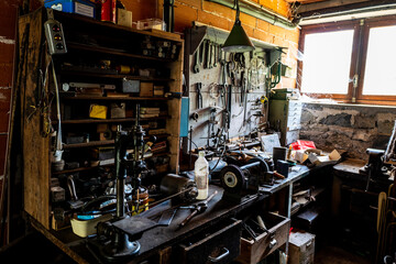 établi et outils en vrac au fond du garage