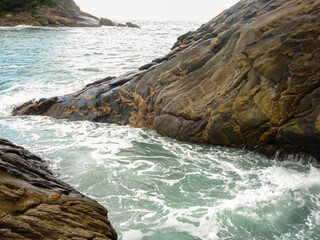 Naklejka premium waves crashing on rocks